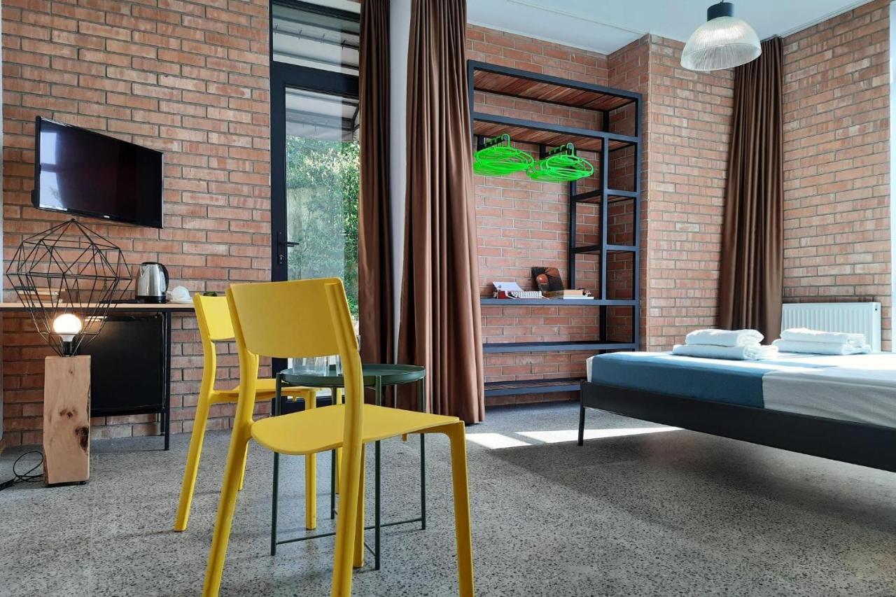 Bauhaus Batumi Batoemi Buitenkant foto